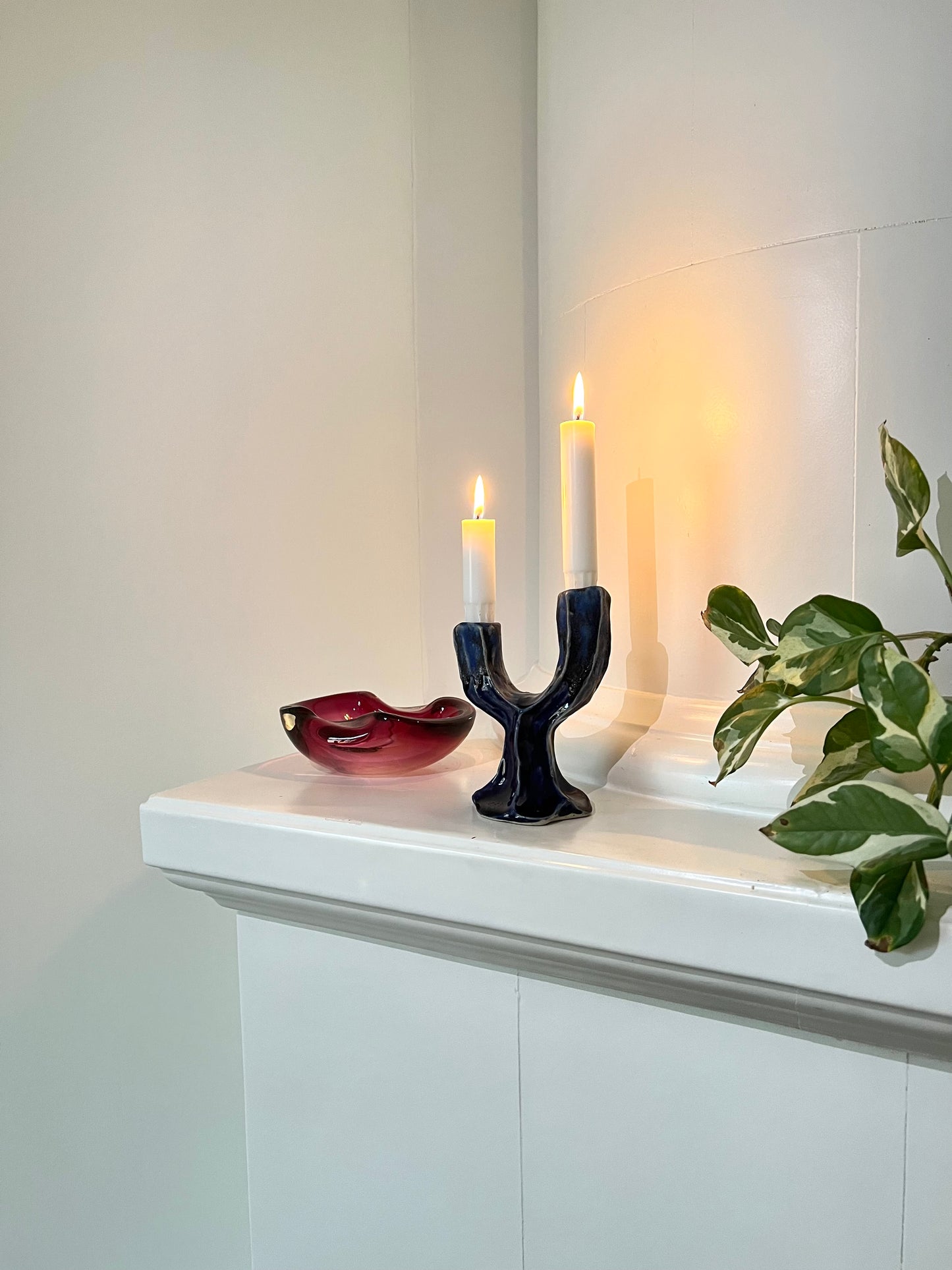 Blombruden tvåarmad ljusstake blå