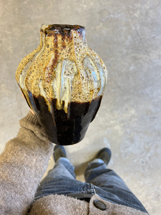 Blombruden vas brun beige