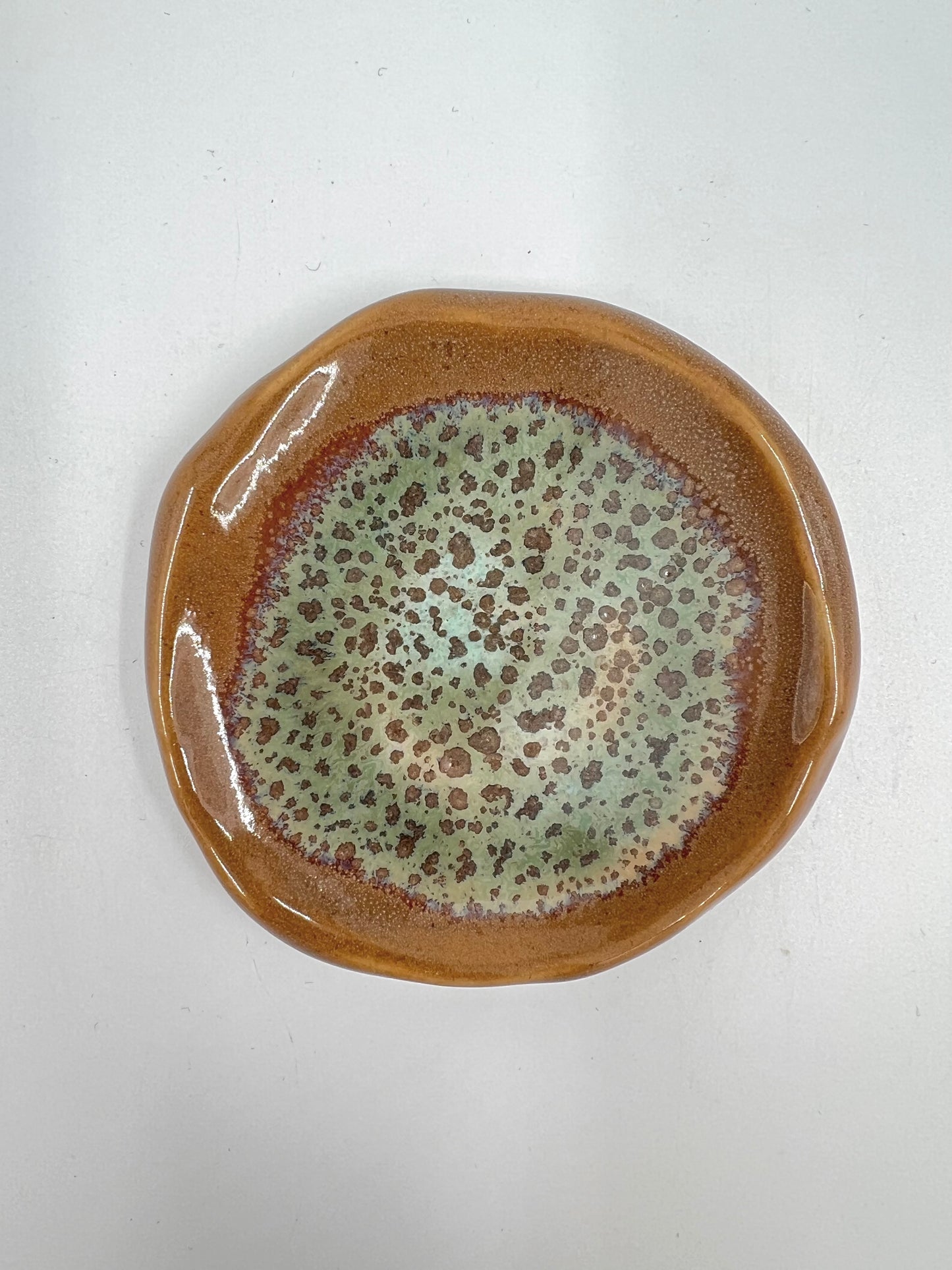 Blombruden litet fat beige ljusgrön