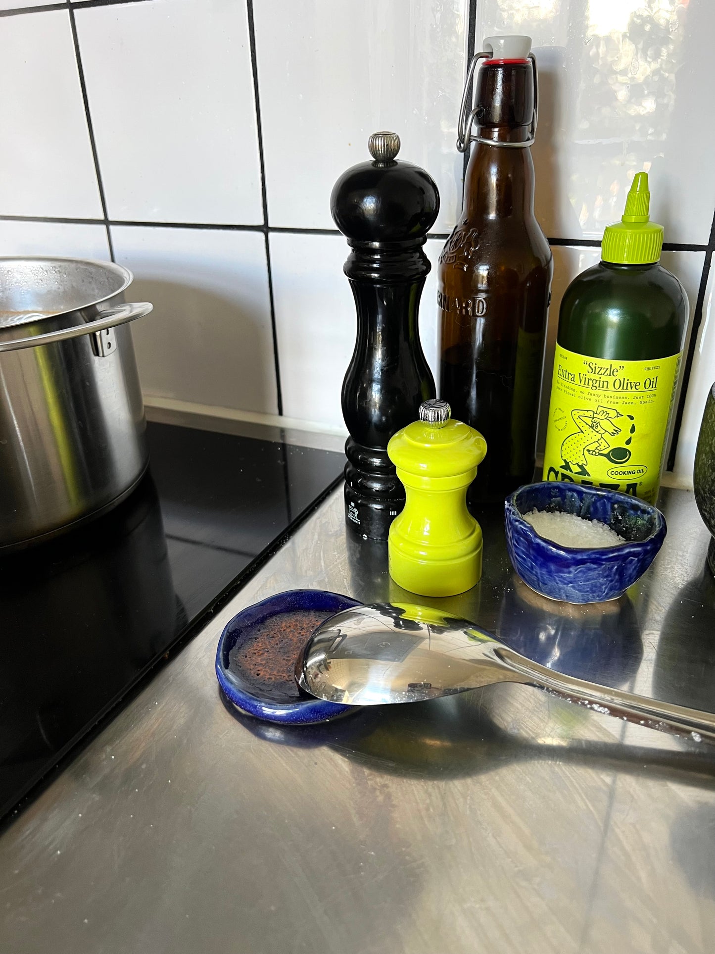 Blombruden litet fat blå orange