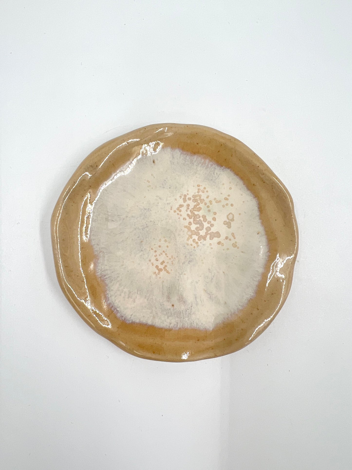 Blombruden litet fat beige vit