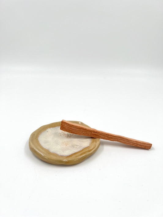 Blombruden litet fat beige vit