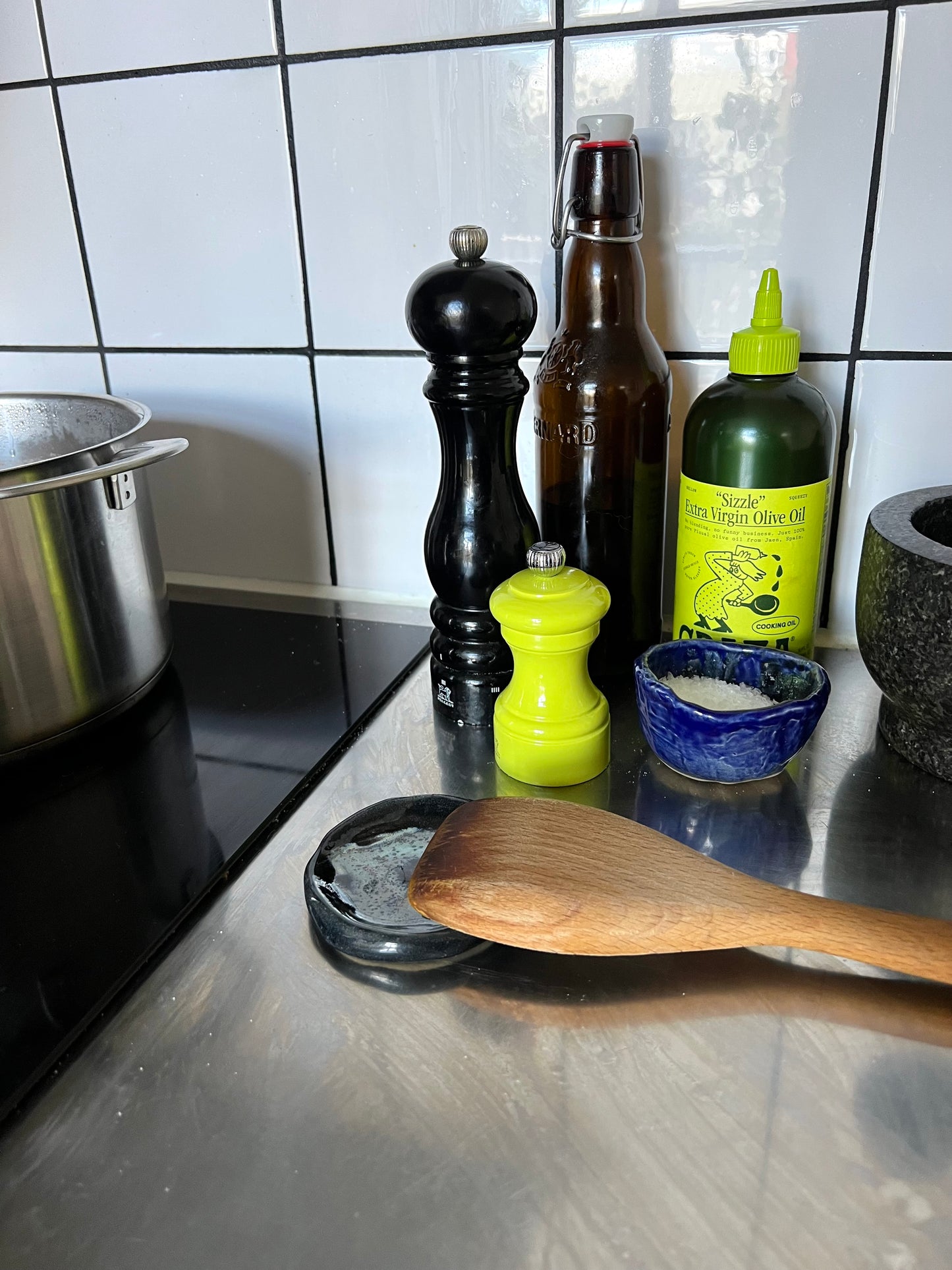 Blombruden litet fat svart ljusgrön