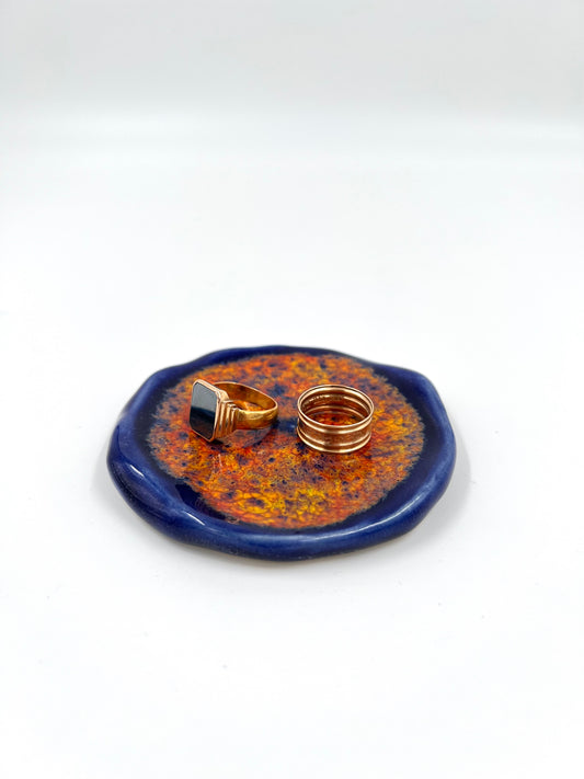 Blombruden litet fat blå orange