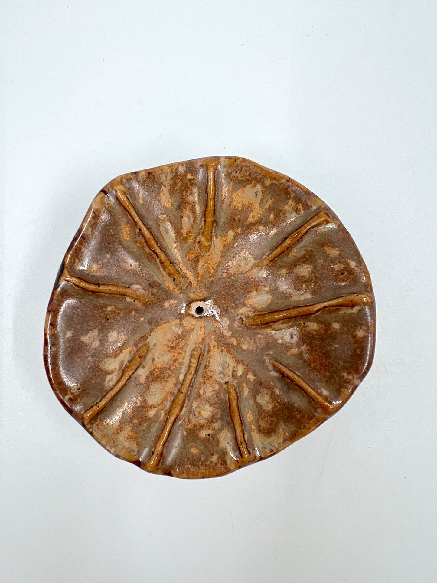 Blombruden rökelsehållare rund brun beige