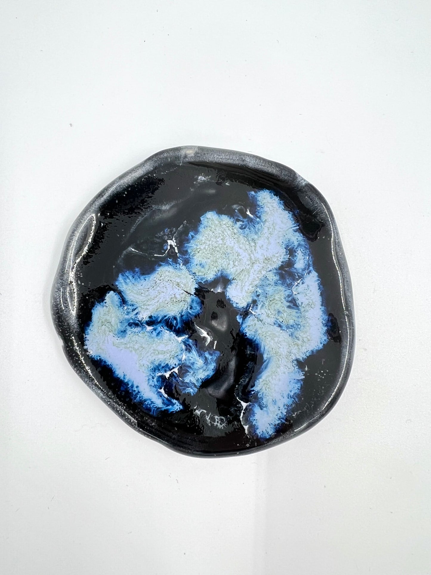 Blombruden litet fat svart ljusblå