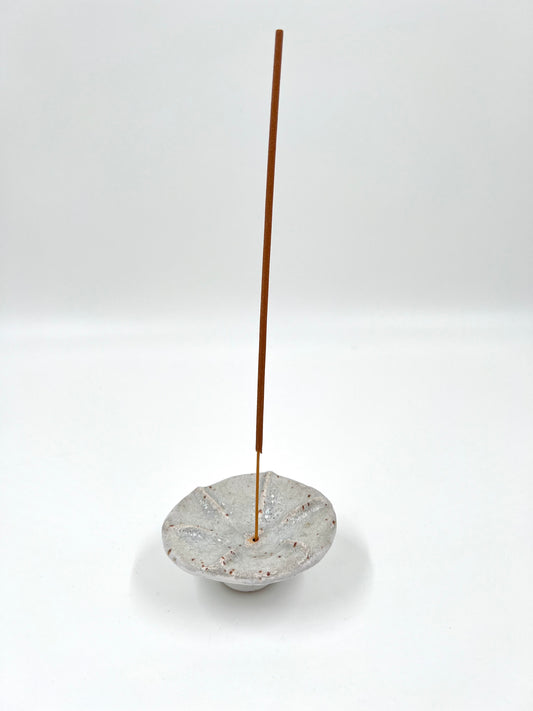 Blombruden rökelsehållare rund vit