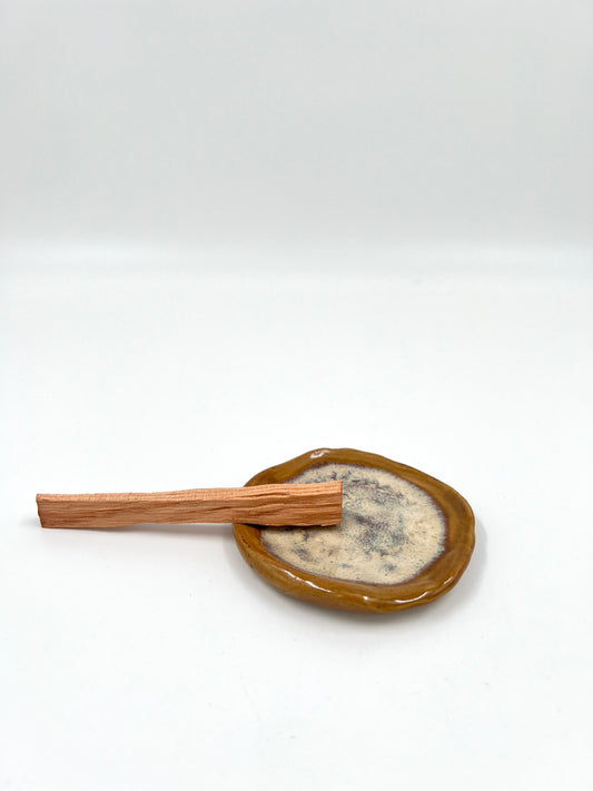 Blombruden litet fat beige vit