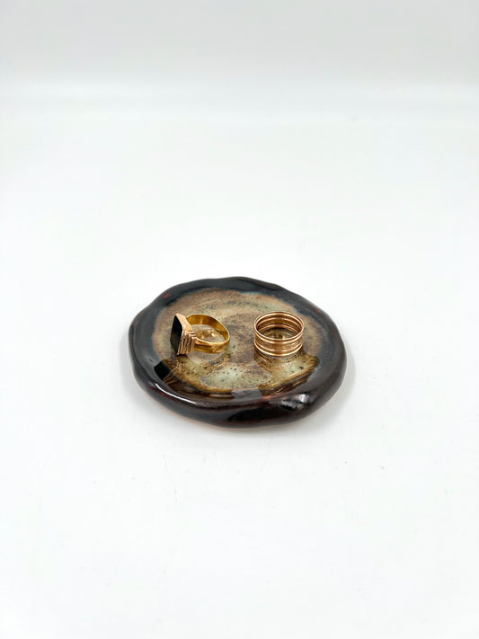 Blombruden litet fat brun ljusgrön