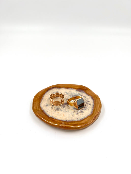 Blombruden litet fat beige vit