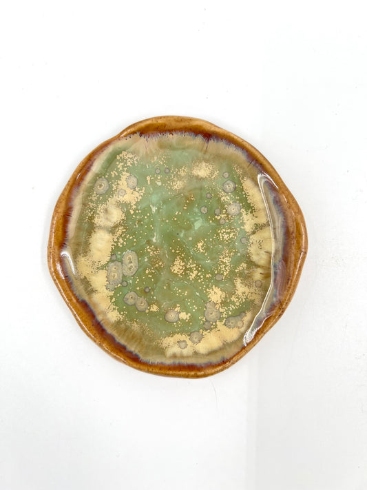 Blombruden litet fat beige ljusgrön