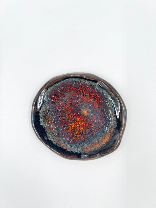 Blombruden litet fat brun eld