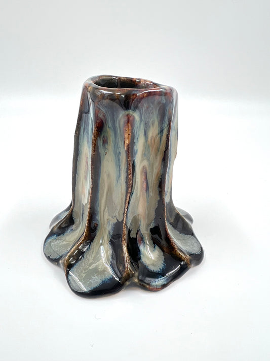 Blombruden liten vas mörkgrön