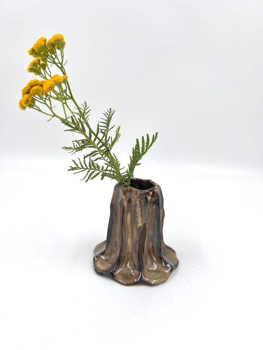 Blombruden liten vas mörkbrun