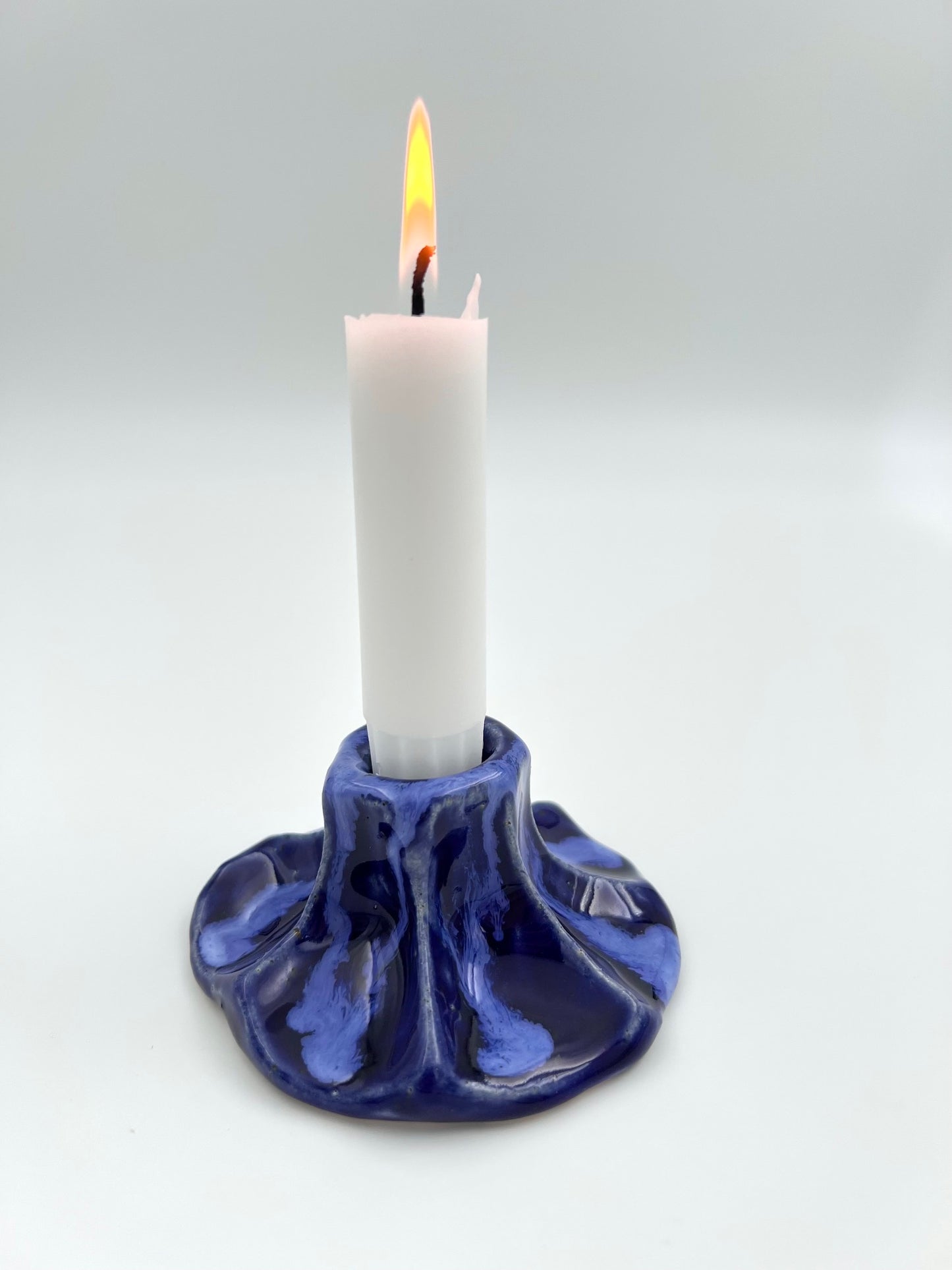 Blombruden ljusstake blå