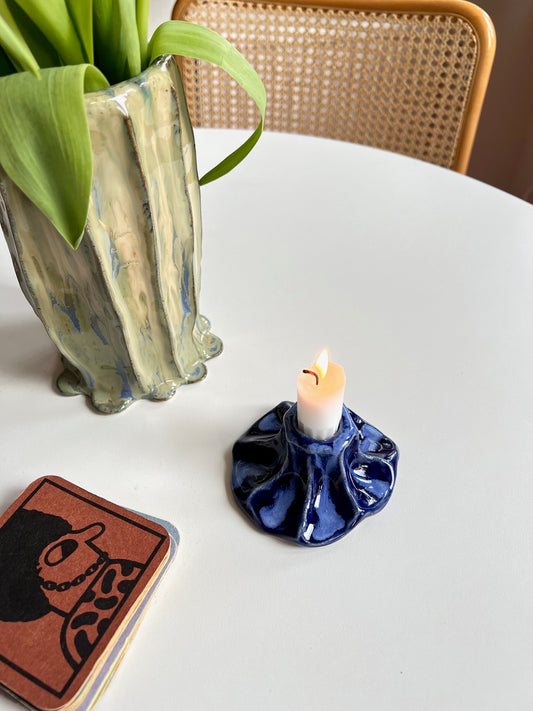 Blombruden ljusstake blå