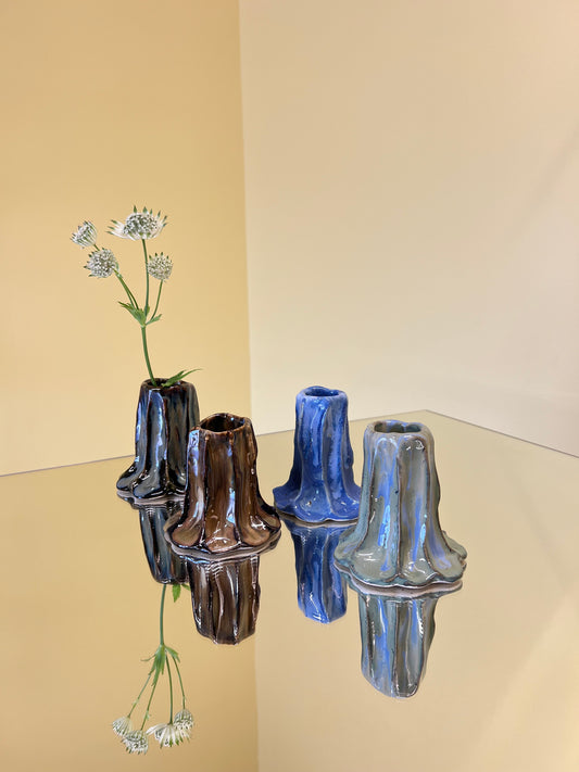 Blombruden liten vas ljusblå