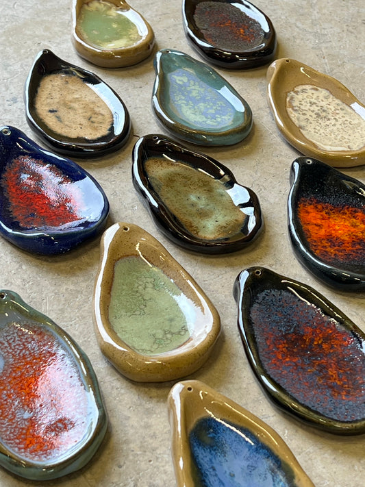 Blombruden rökelsehållare svart orange