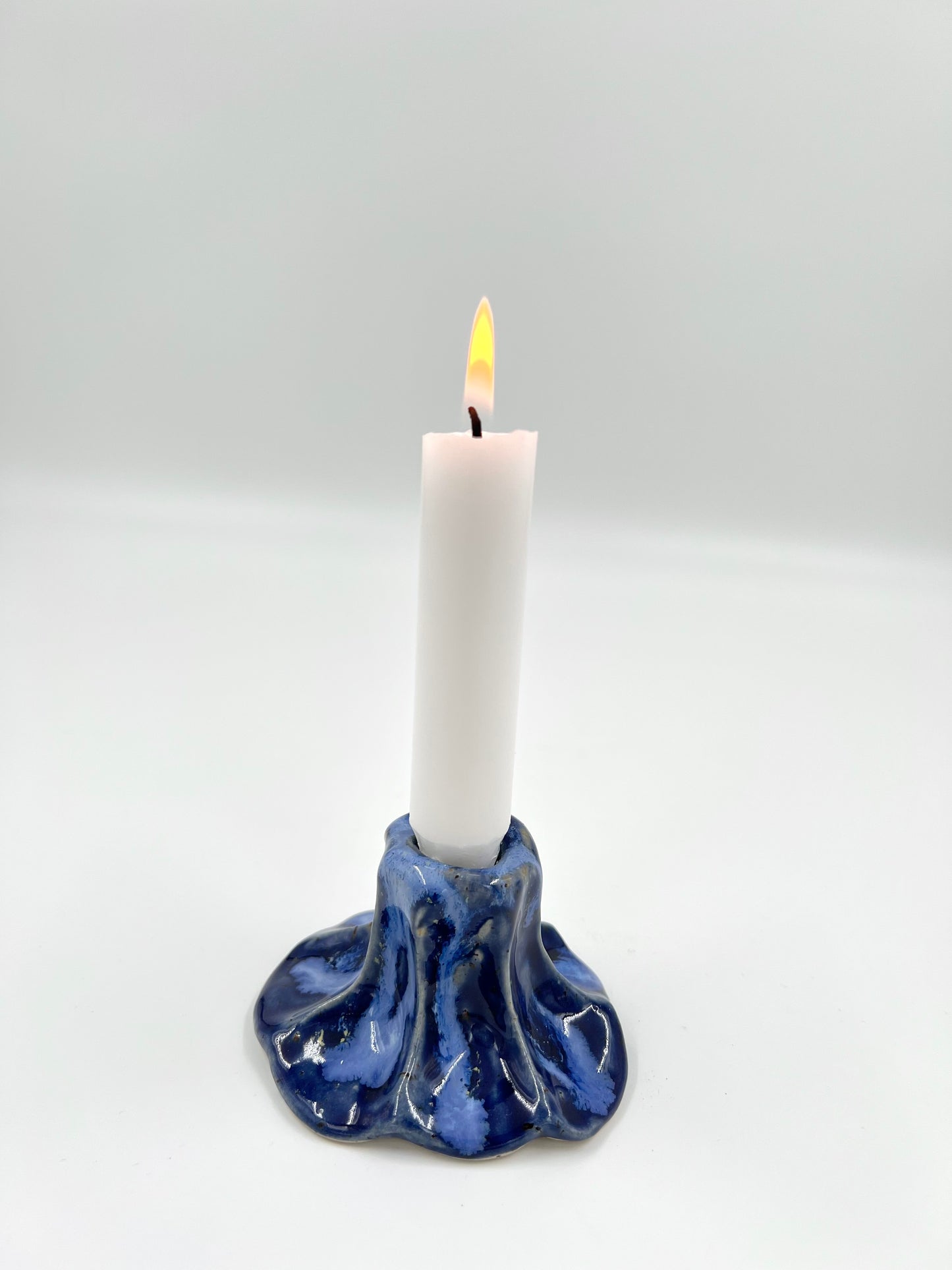 Blombruden ljusstake blå