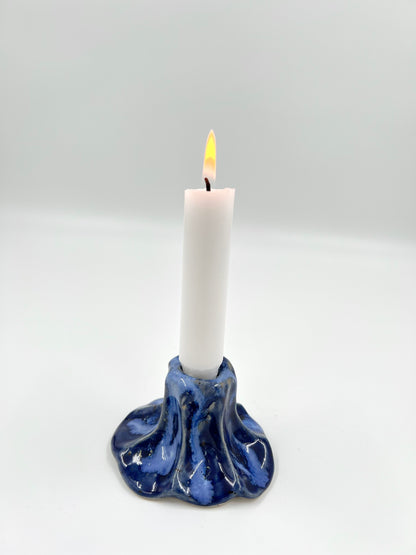 Blombruden ljusstake blå