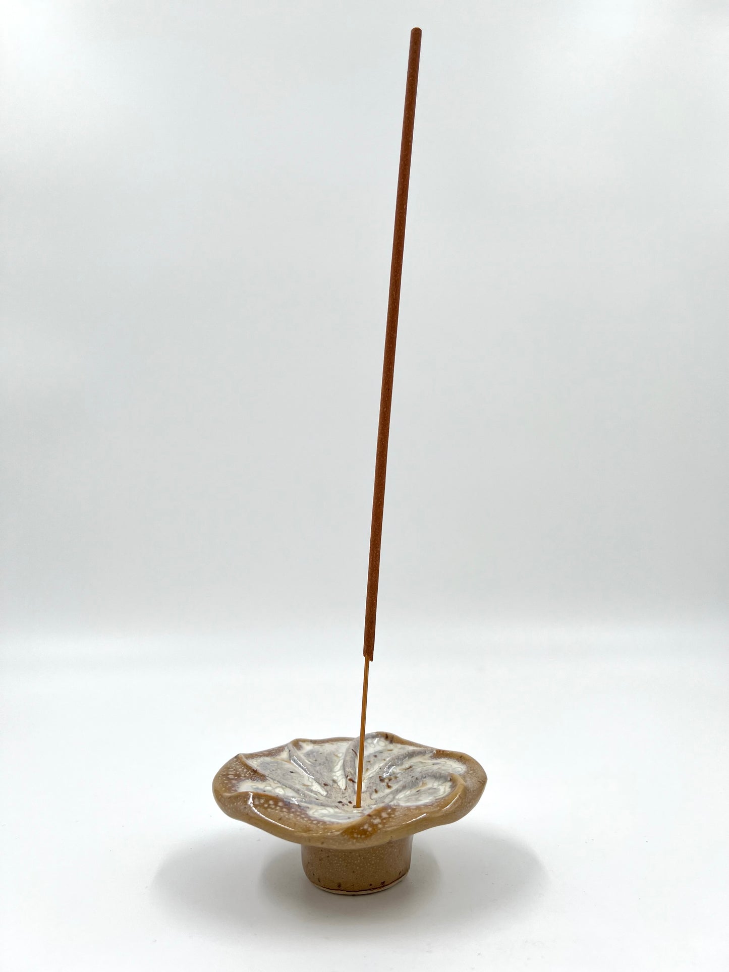 Blombruden rökelsehållare rund beige vit