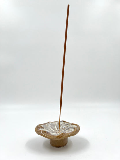 Blombruden rökelsehållare rund beige vit