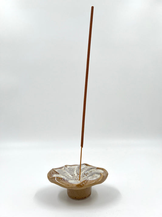 Blombruden rökelsehållare rund beige vit