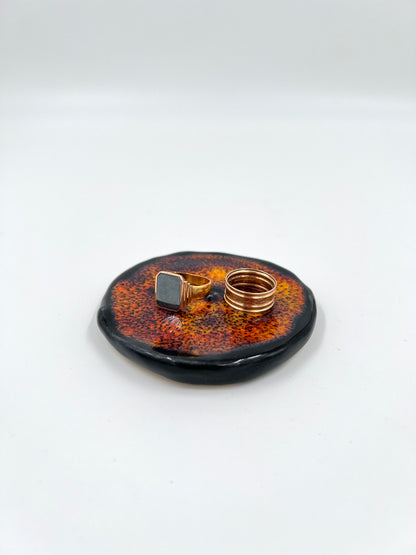 Blombruden litet fat svart orange