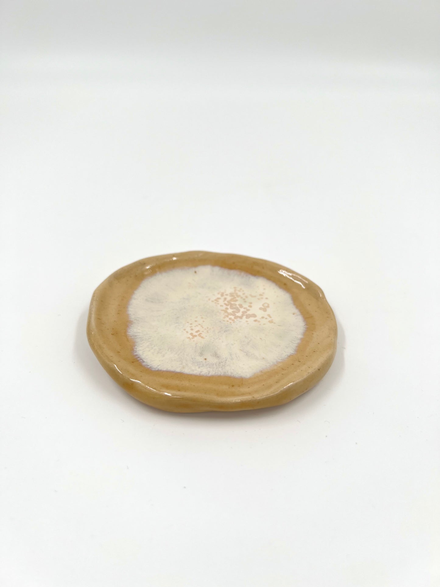 Blombruden litet fat beige vit