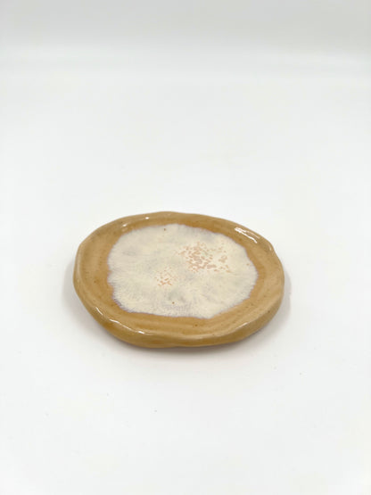 Blombruden litet fat beige vit