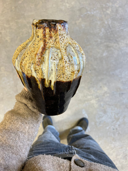 Blombruden vas brun beige