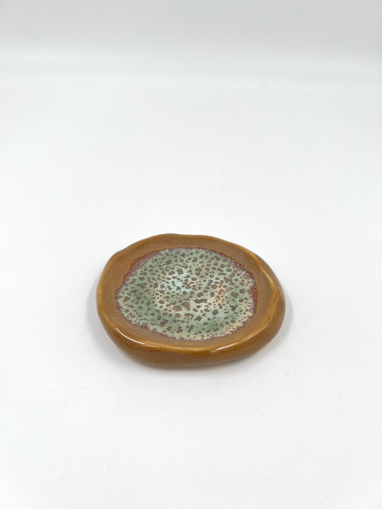 Blombruden litet fat beige ljusgrön