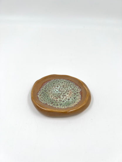 Blombruden litet fat beige ljusgrön