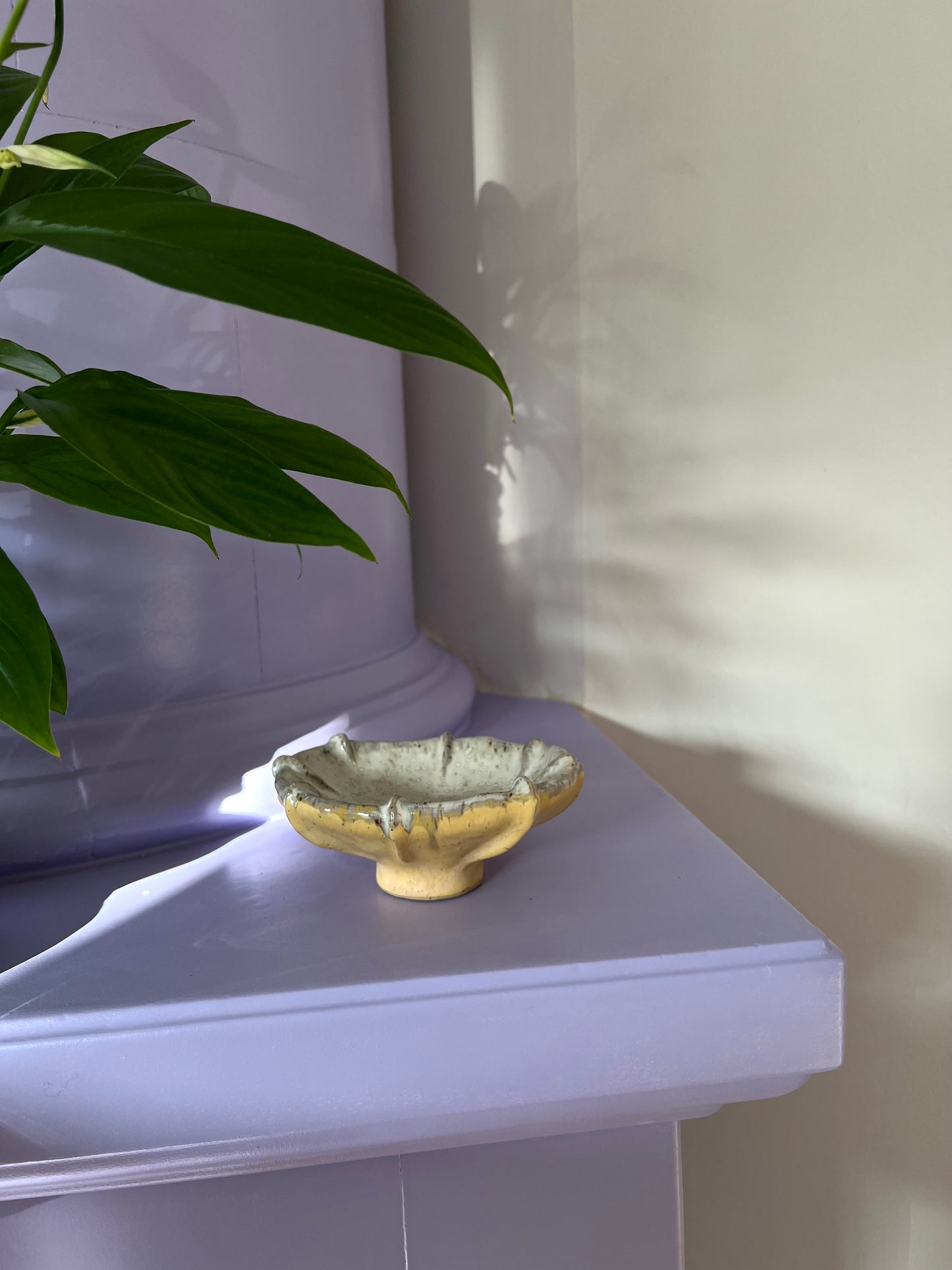 Blombruden skål gul vit