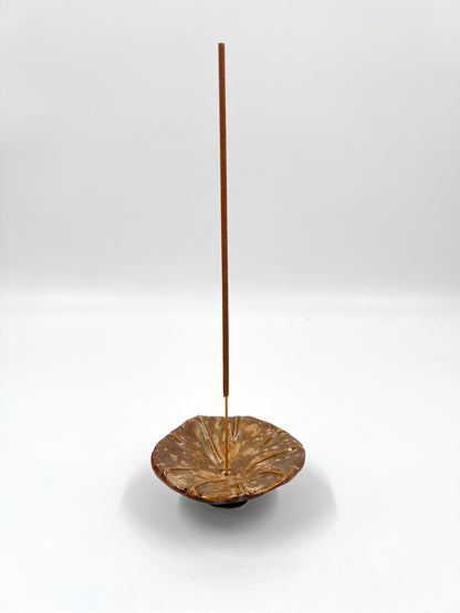 Blombruden rökelsehållare rund brun beige