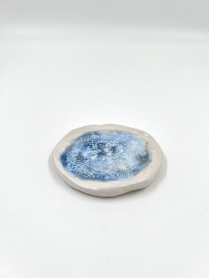 Blombruden litet fat vit blå