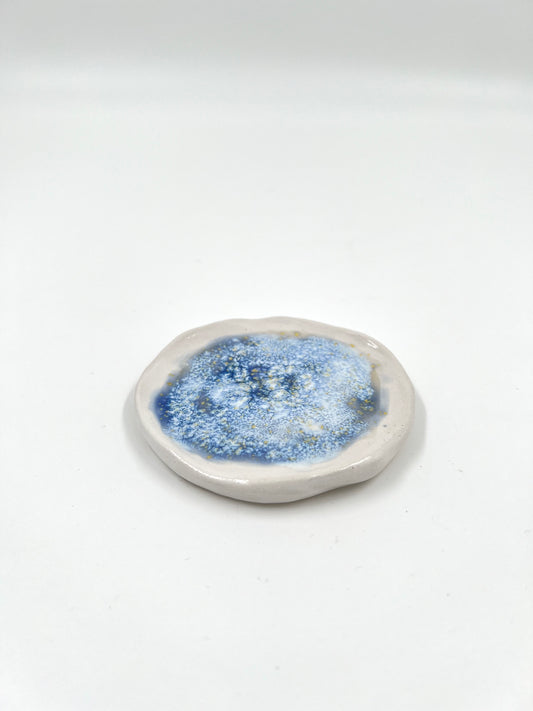 Blombruden litet fat vit blå