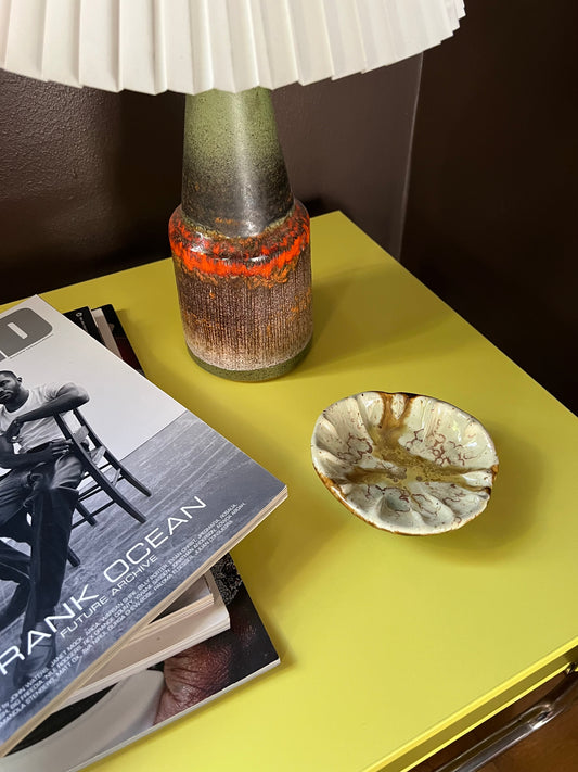 Blombruden skål brun