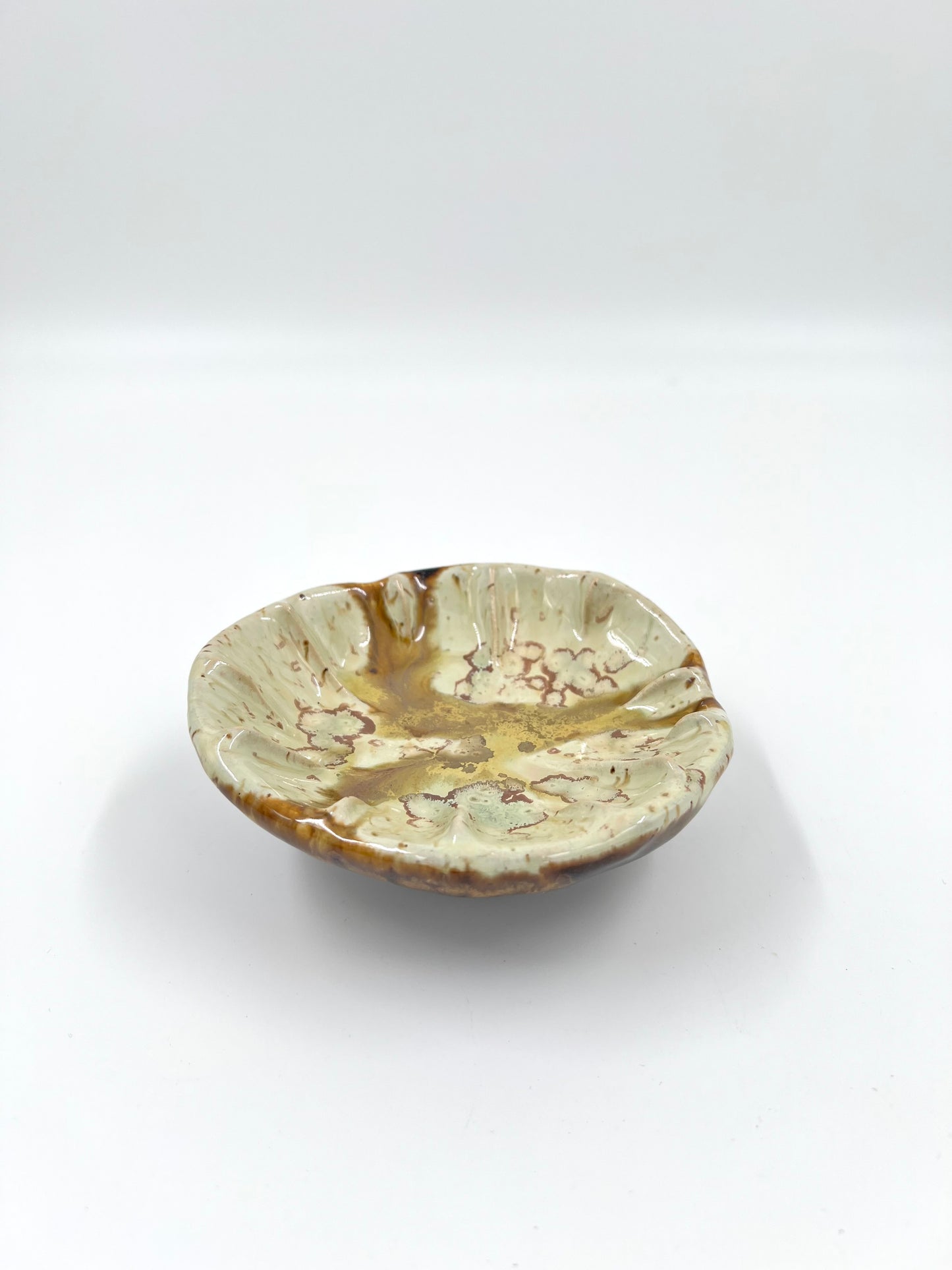 Blombruden skål brun