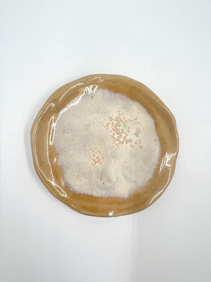 Blombruden litet fat beige vit