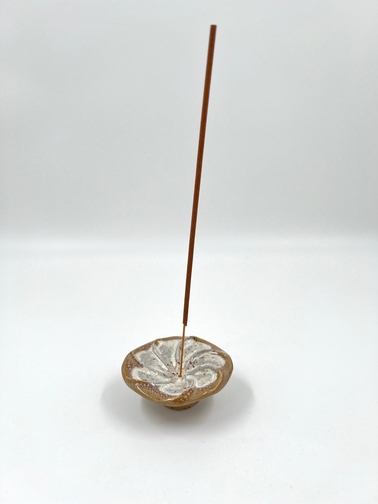 Blombruden rökelsehållare rund beige vit