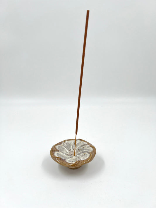 Blombruden rökelsehållare rund beige vit