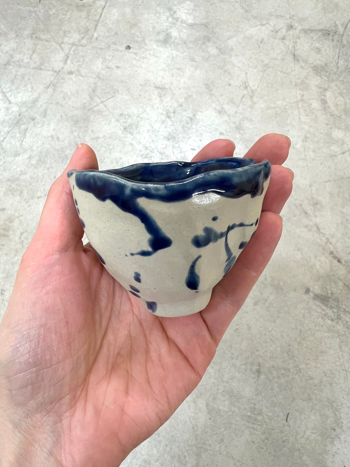 Blombruden kopp blå