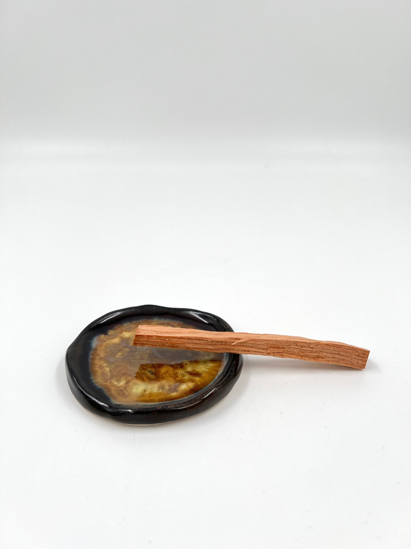 Blombruden litet fat brun guld