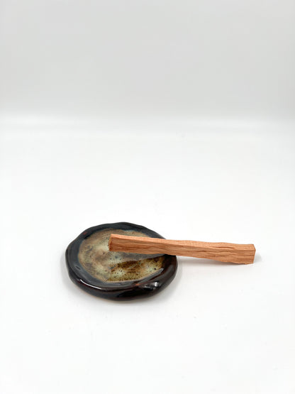 Blombruden litet fat brun ljusgrön