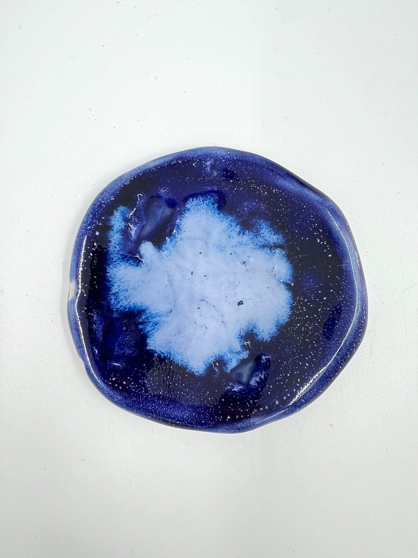 Blombruden litet fat blå