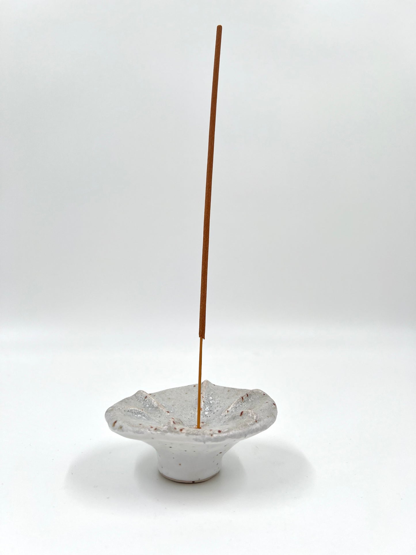 Blombruden rökelsehållare rund vit