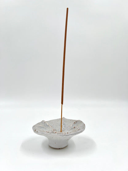 Blombruden rökelsehållare rund vit