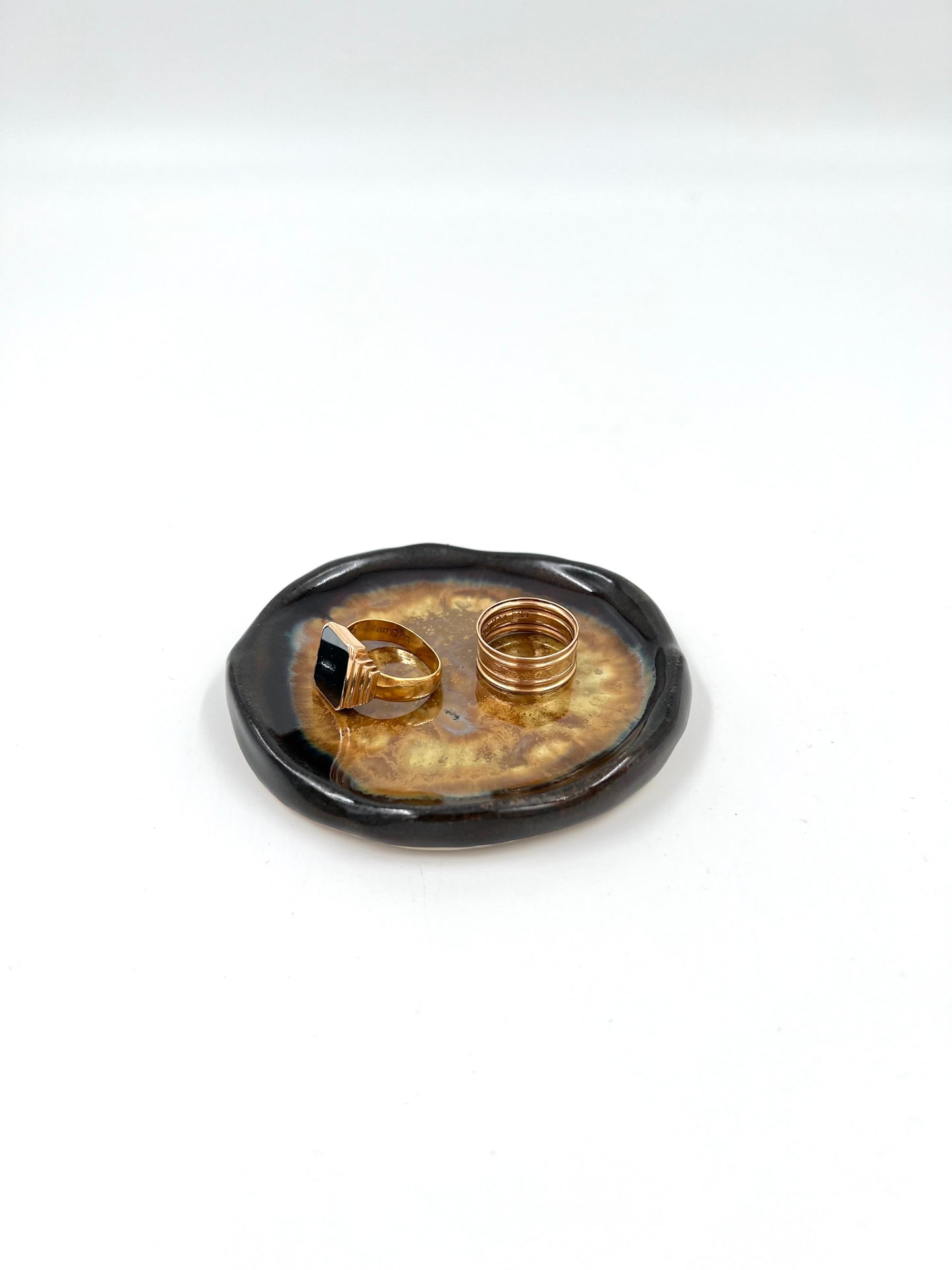 Blombruden litet fat brun guld