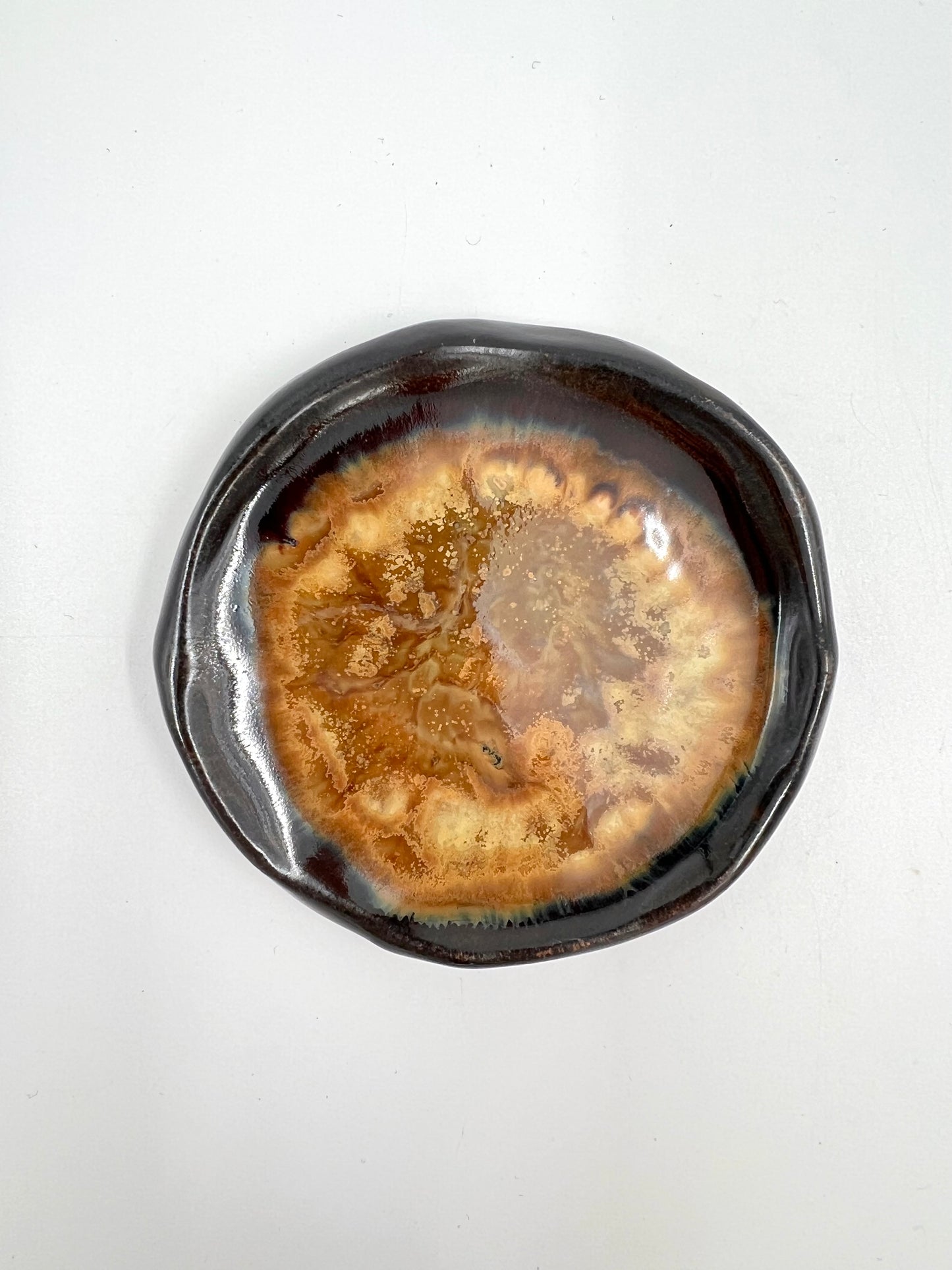 Blombruden litet fat brun guld